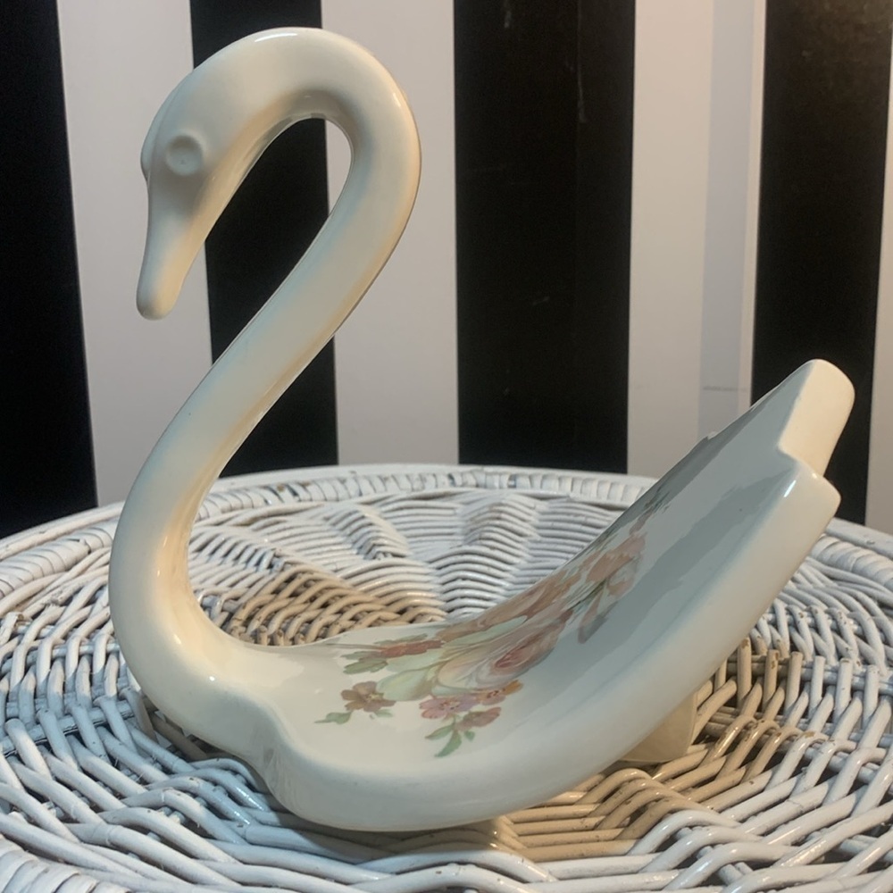 Vintage 1982 80s Retro Swan Figurine with Floral Design Soap Dish / Shelf Decor - Picture 10 of 17